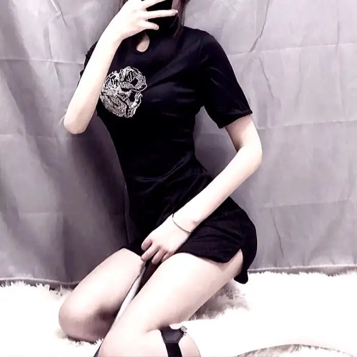弱比少男闯女校